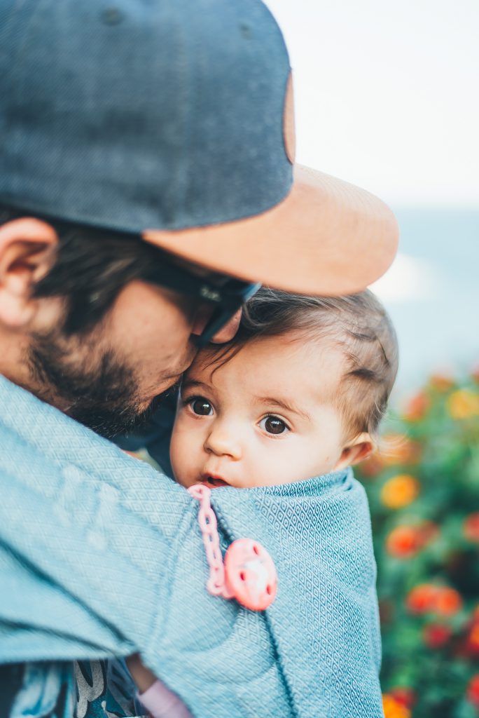 Père avec son bébé en écharpe de portage