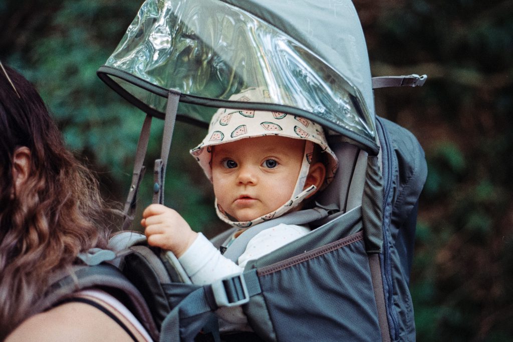 Bébé dans un porte-bébé