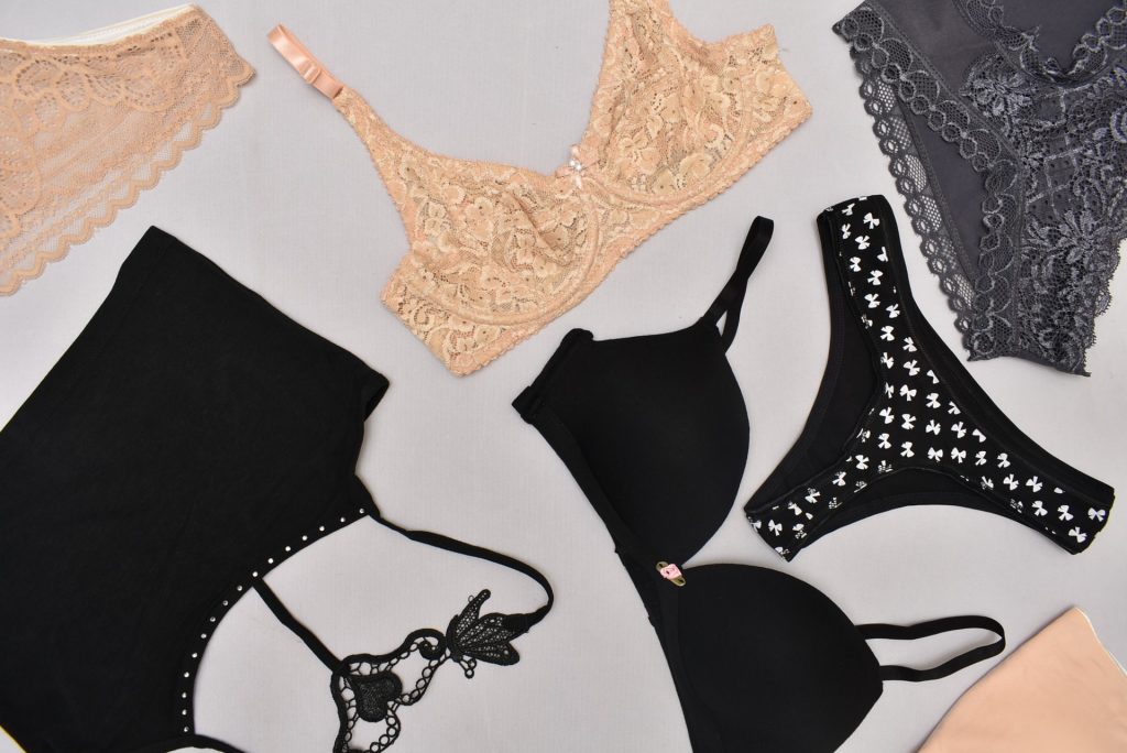 Lingerie noire et rose