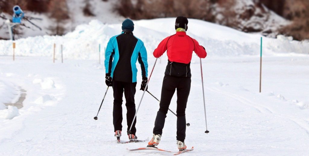 deux personnes qui font du ski de randonnée