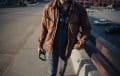 Homme v&ecirc;tu d'une veste en cuir marron