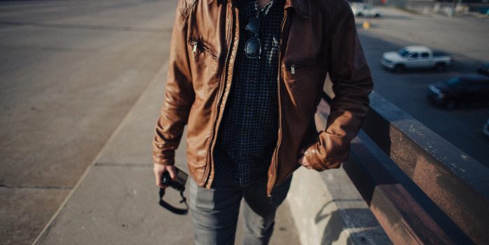 Homme vêtu d'une veste en cuir marron