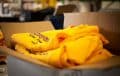Cartons rempli de t-shirts publicitaires