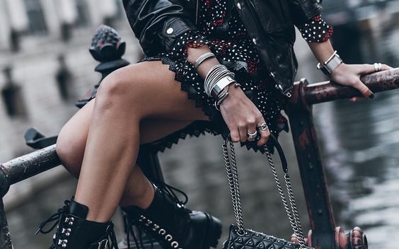 Un look rock chic et féminin en 3 pièces essentielles