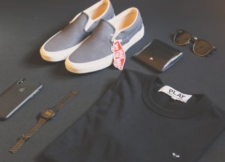 Vêtements et accessoires de modes masculins disposés en flat lay