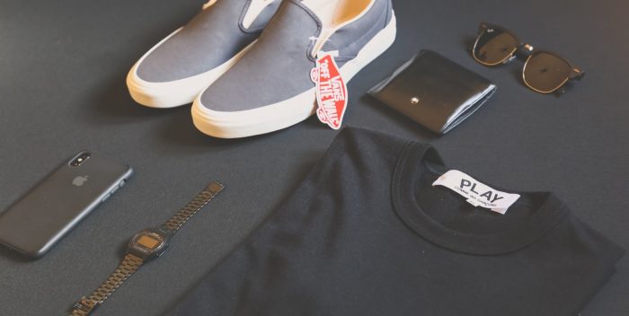 Vêtements et accessoires de modes masculins disposés en flat lay