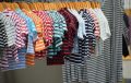 T-shirts marini&egrave;re pour enfant et pour adulte dans un magasin de v&ecirc;tements