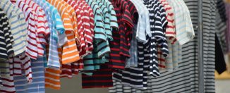 T-shirts marinière pour enfant et pour adulte dans un magasin de vêtements