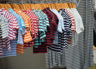 T-shirts marinière pour enfant et pour adulte dans un magasin de vêtements