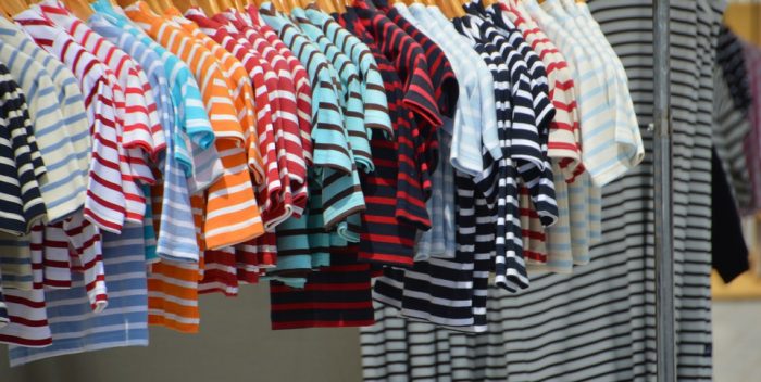 T-shirts marinière pour enfant et pour adulte dans un magasin de vêtements