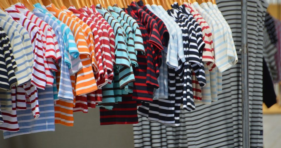 T-shirts marinière pour enfant et pour adulte dans un magasin de vêtements