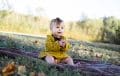 B&eacute;b&eacute; fille habill&eacute;e avec de jolis v&ecirc;tements