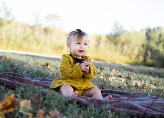 Bébé fille habillée avec de jolis vêtements