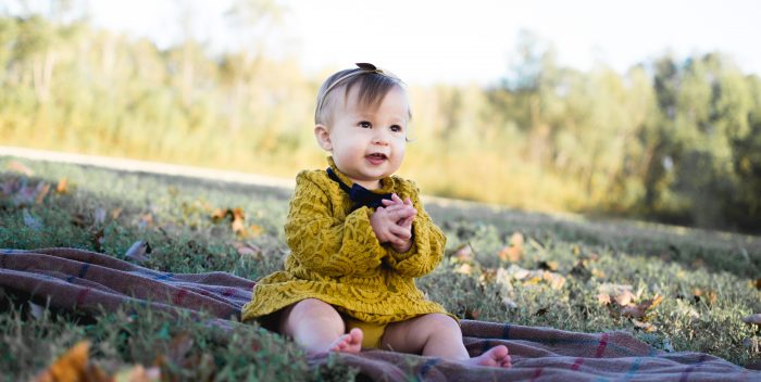 Bébé fille habillée avec de jolis vêtements