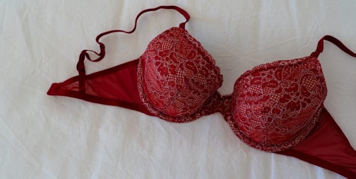 Soutien-gorge rouge avec armatures