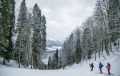 trois skieurs sur une piste de ski