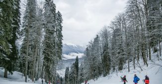 trois skieurs sur une piste de ski